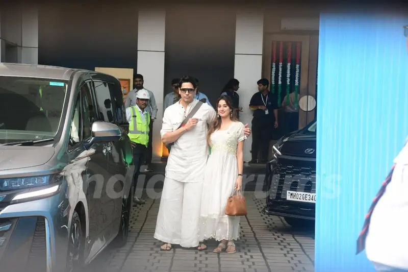 Sidharth Malhotra and Janhvi Kapoor return from Tirupati after Param Sundari promotions