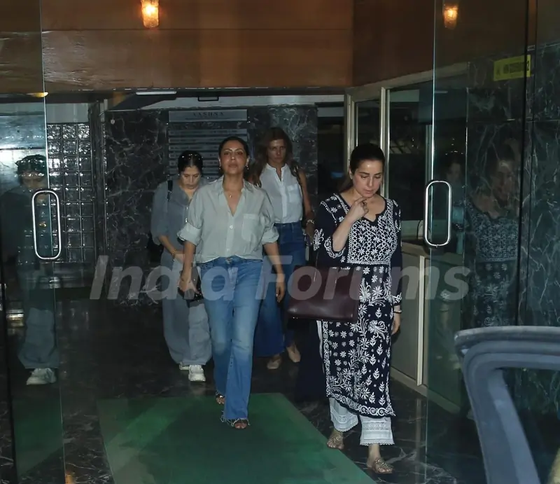 Gauri Khan, Zoya Akhtar, Neelam Kothari and Nandita Mahtani snapped at Vikram Phadnis House In Bandra