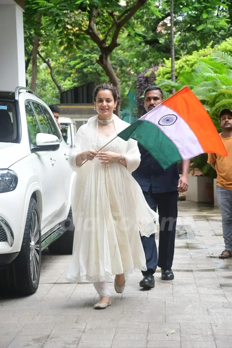 Kangana Ranaut snapped celebrates Independence Day at her residence in Khar