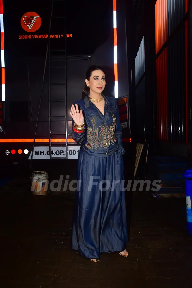 Karisma Kapoor and Shilpa Shetty snapped on sets of Super Dancer 5