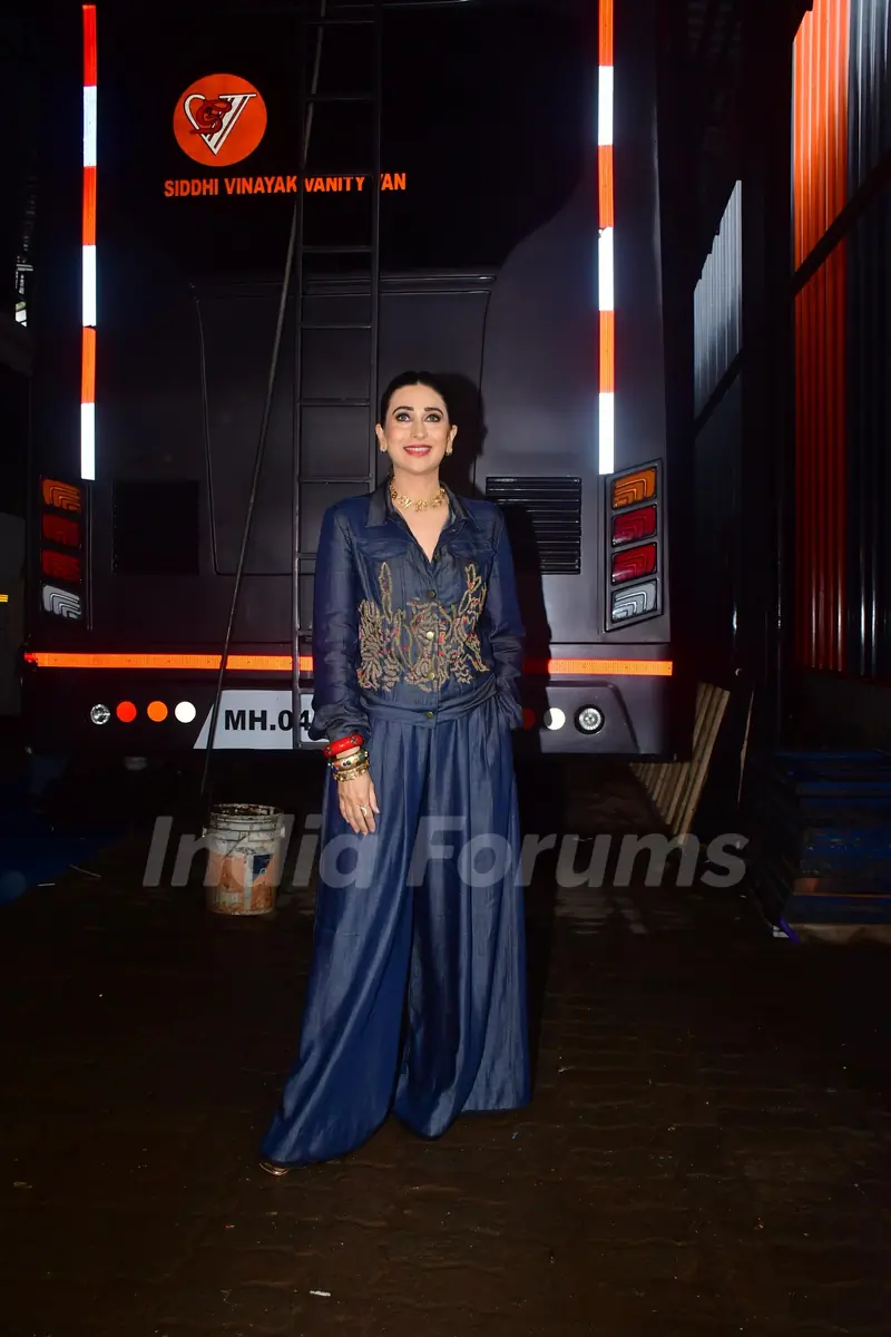 Karisma Kapoor and Shilpa Shetty snapped on sets of Super Dancer 5