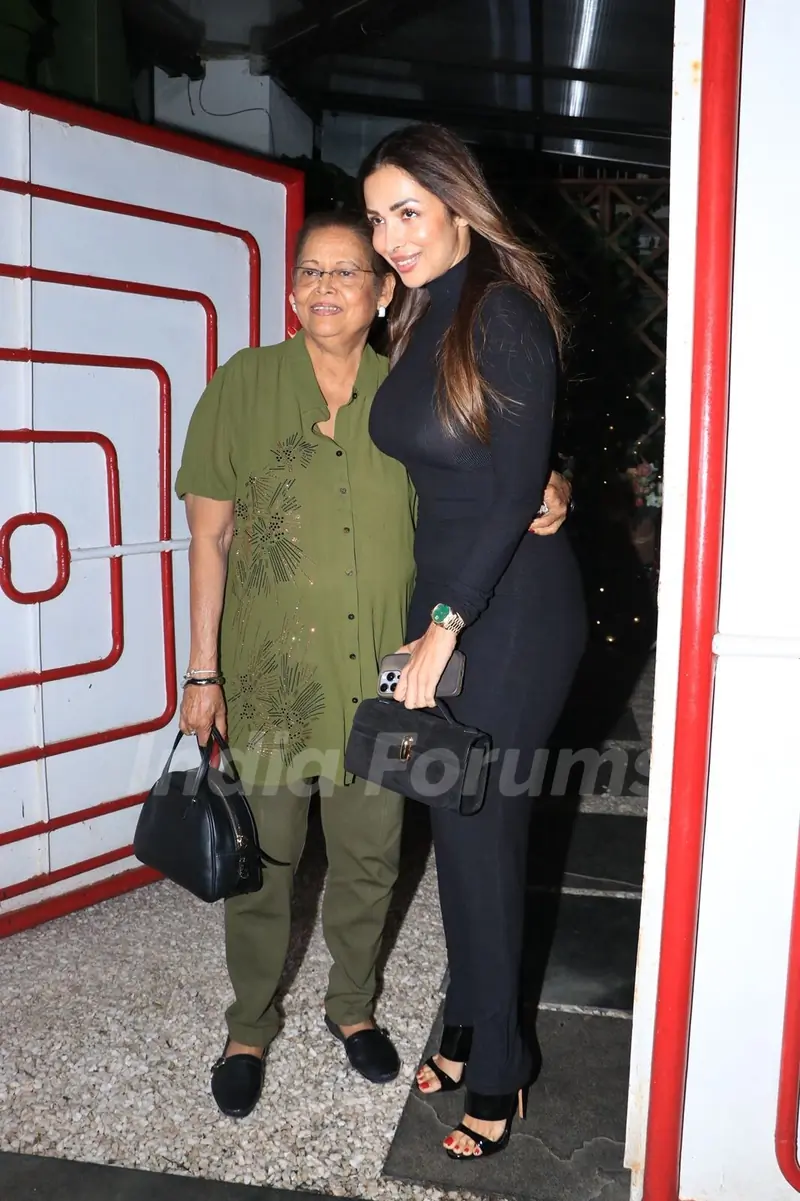 Malaika Arora snapped with mom at Juhu