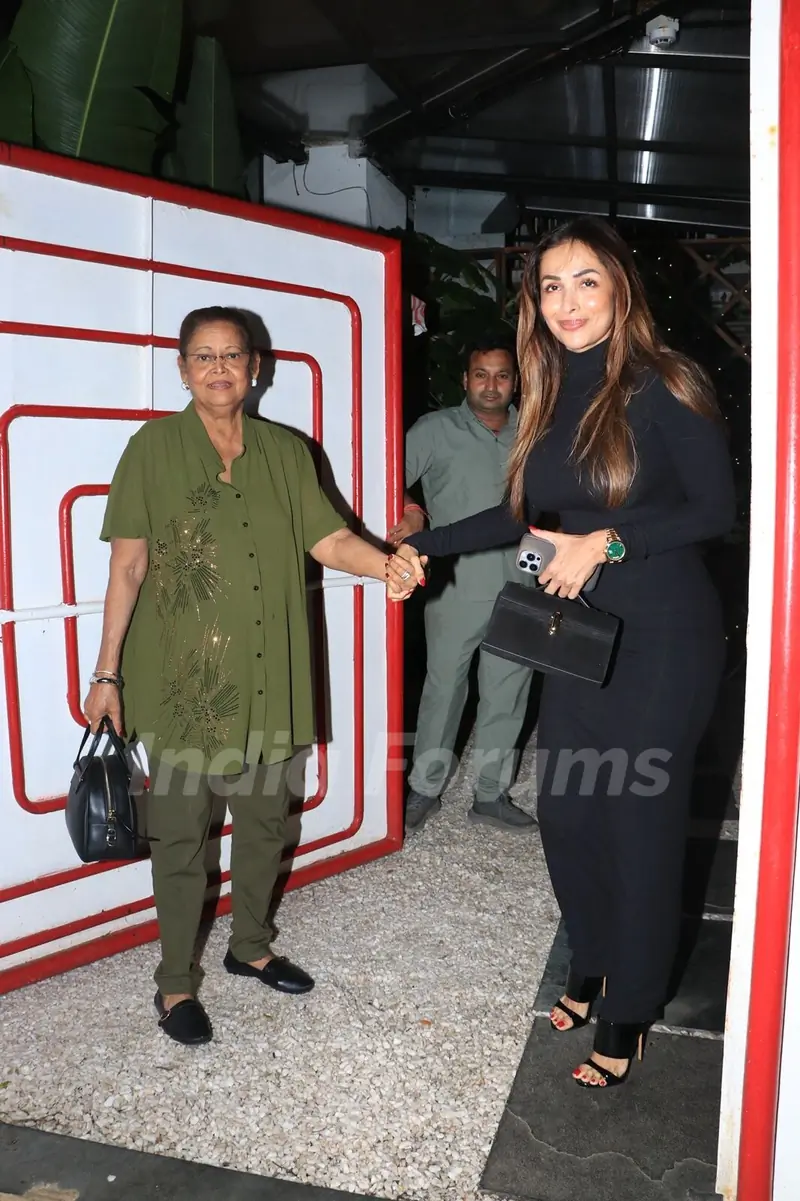 Malaika Arora snapped with mom at Juhu