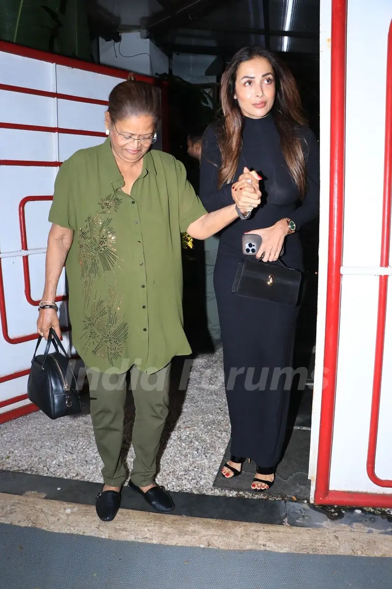 Malaika Arora snapped with mom at Juhu