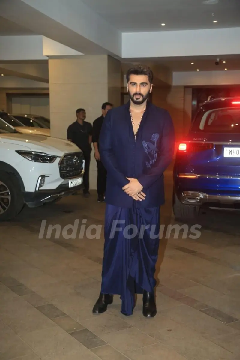 Arjun Kapoor at Bhagnani House for Ganpati darshan in Bandra