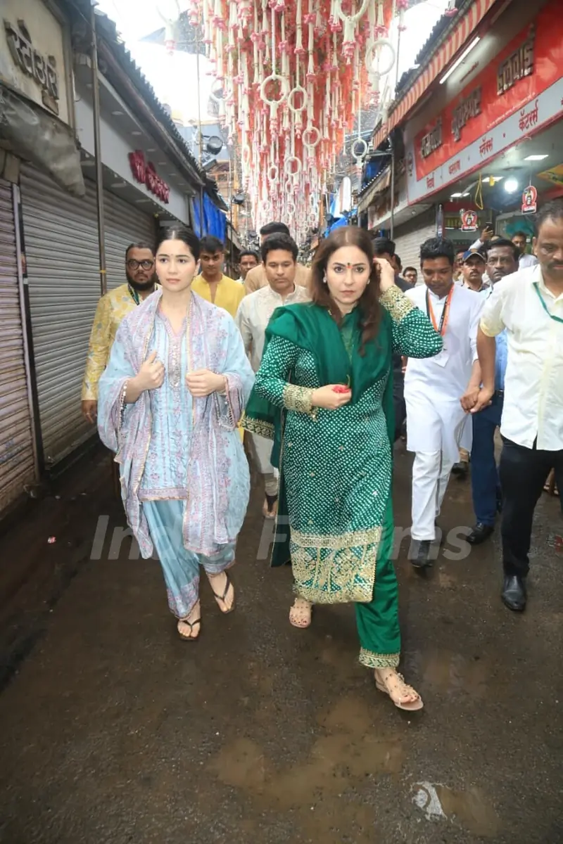 Sachin Tendulkar and family snapped at Lalbaugcha Raja