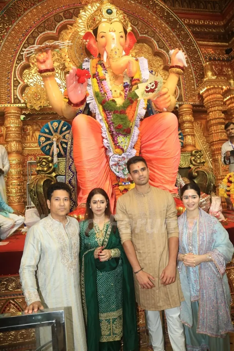 Sachin Tendulkar and family snapped at Lalbaugcha Raja
