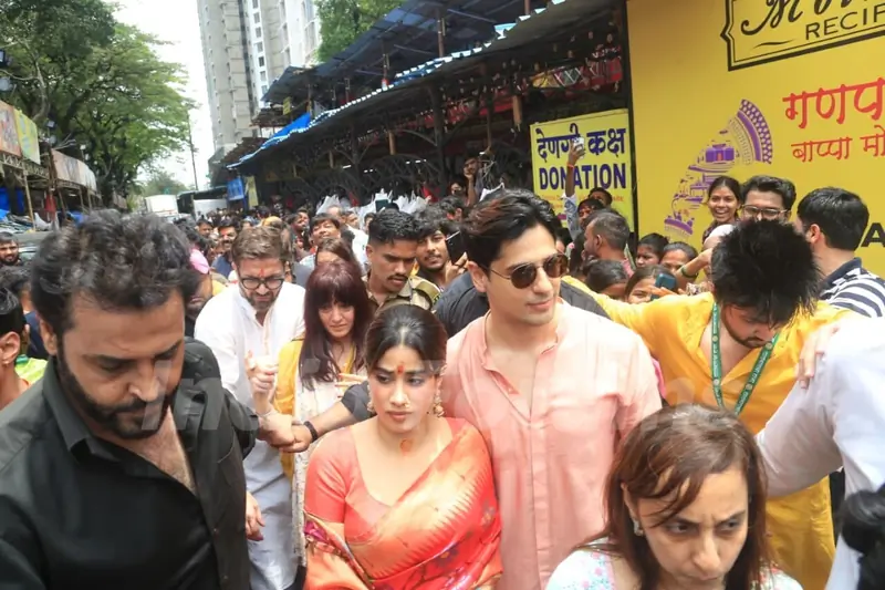 Sidharth Malhotra and Janhvi Kapoor snapped at Lalbaugcha Raja