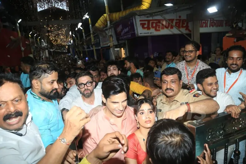 Sidharth Malhotra and Janhvi Kapoor snapped at Lalbaugcha Raja