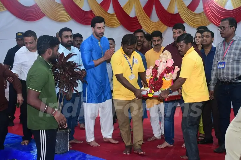 Ranbir Kapoor snapped during Ganpati visarjan