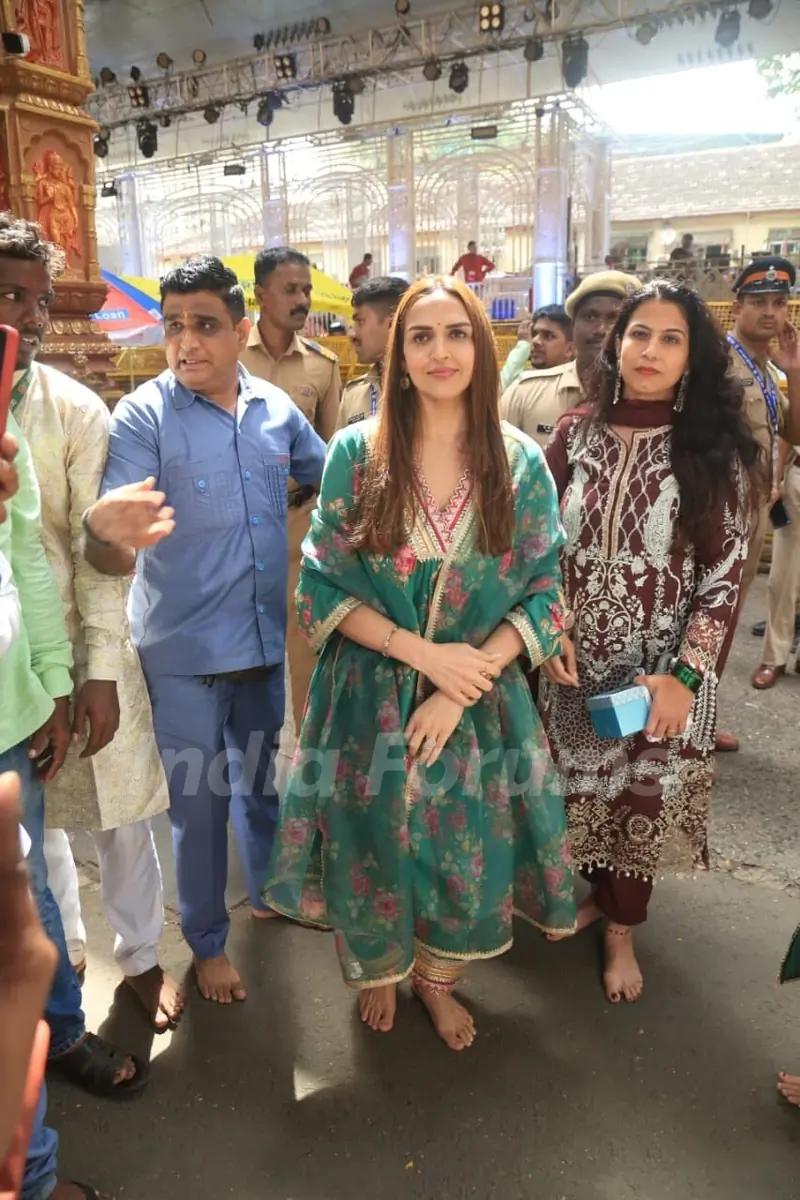 Esha Deol at Lalbaug Cha Raja Darshan