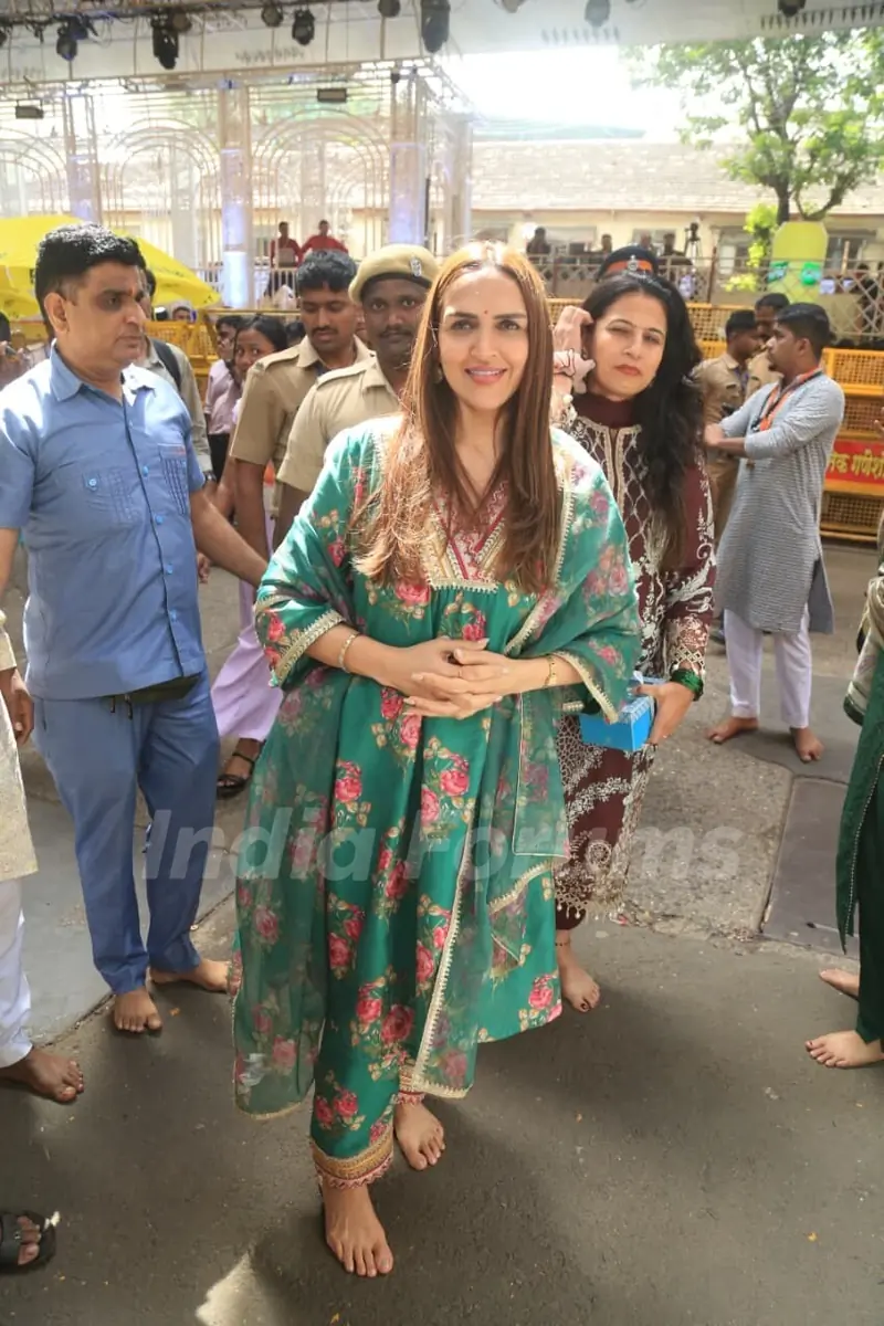 Esha Deol at Lalbaug Cha Raja Darshan