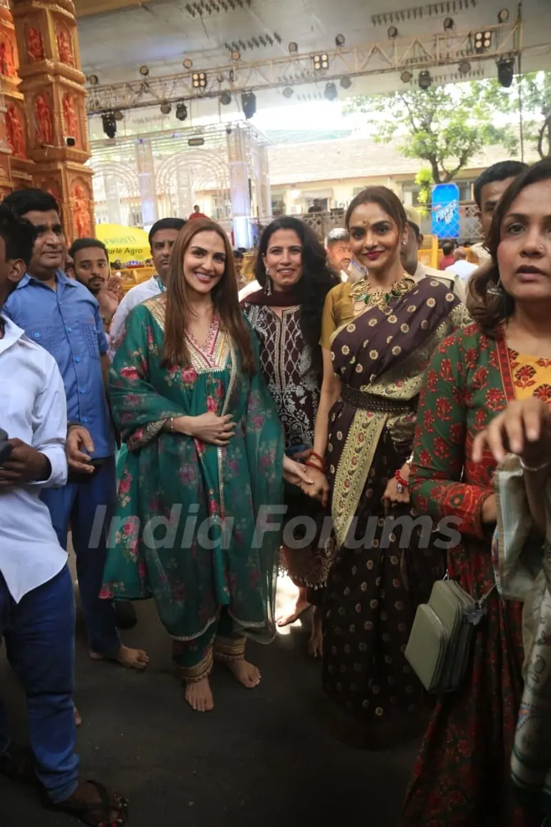 Esha Deol at Lalbaug Cha Raja Darshan