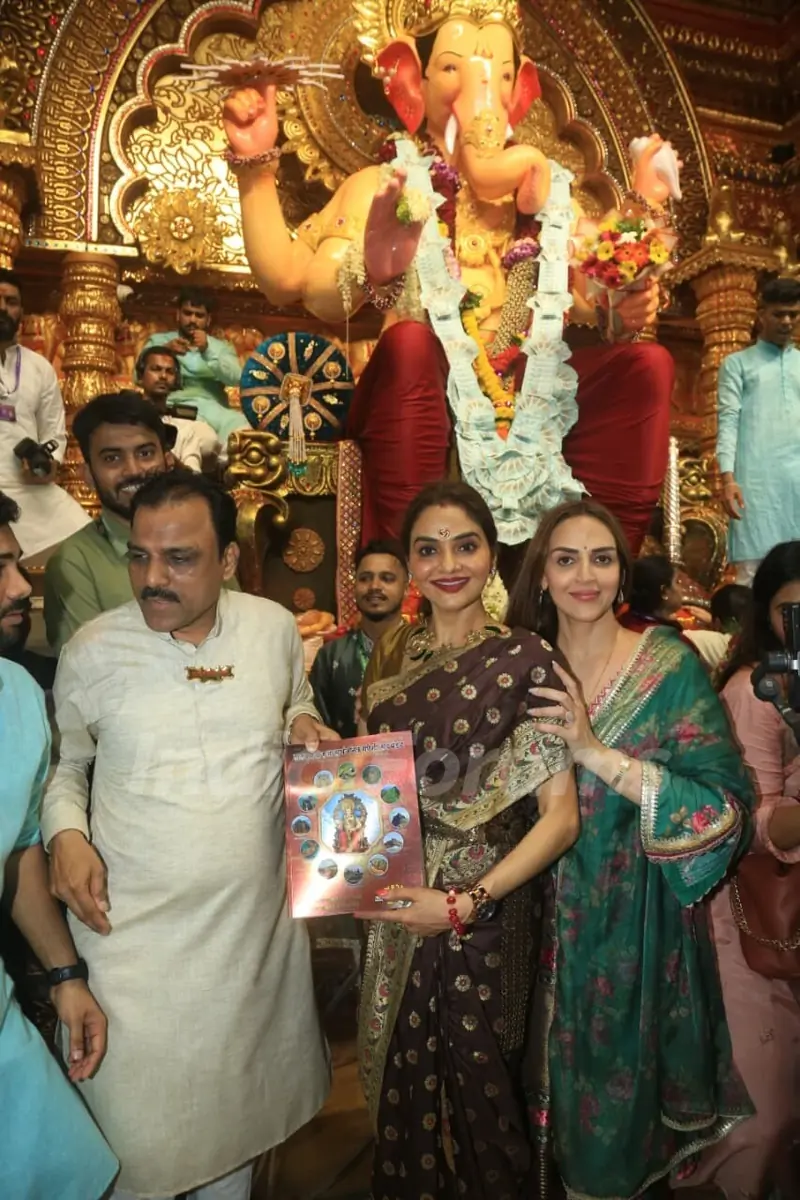Esha Deol at Lalbaug Cha Raja Darshan