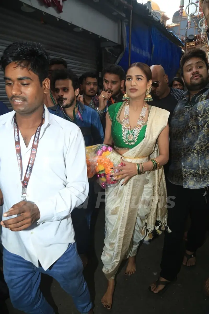 Poonam Pandey snapped seeking Bappa's blessings at Lalbaugh Cha Raja