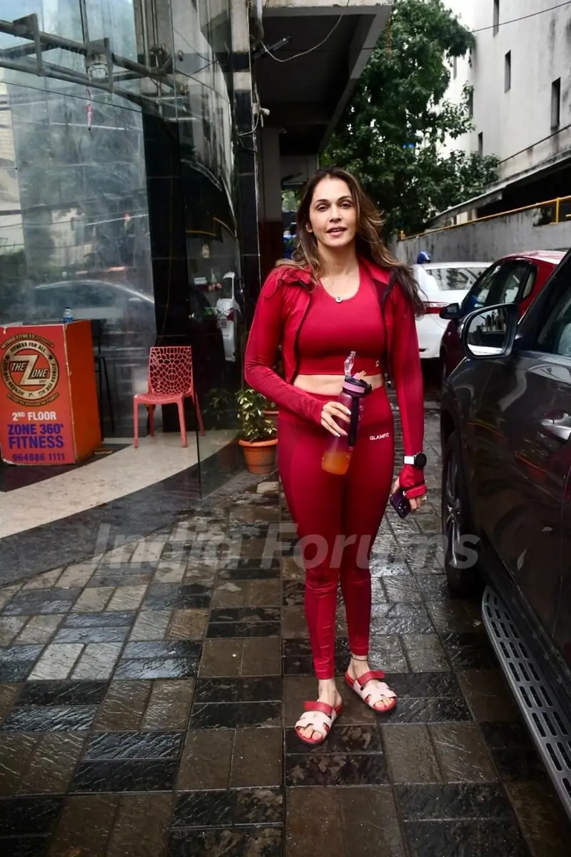 Isha Koppikar spotted in Bandra