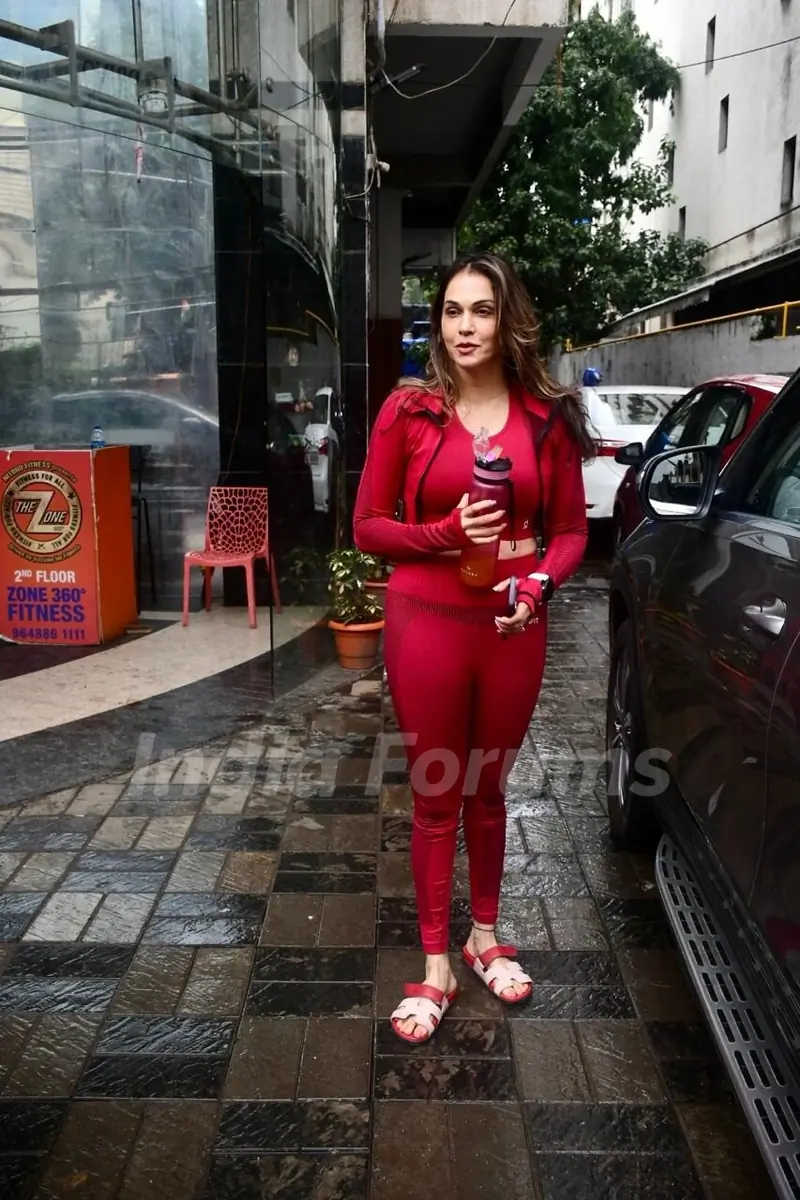 Isha Koppikar spotted in Bandra