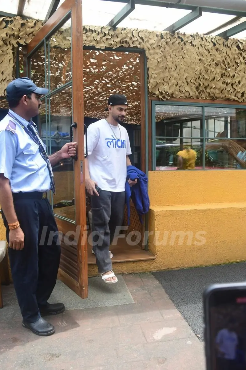 Kunal Kemmu spotted in Bandra 