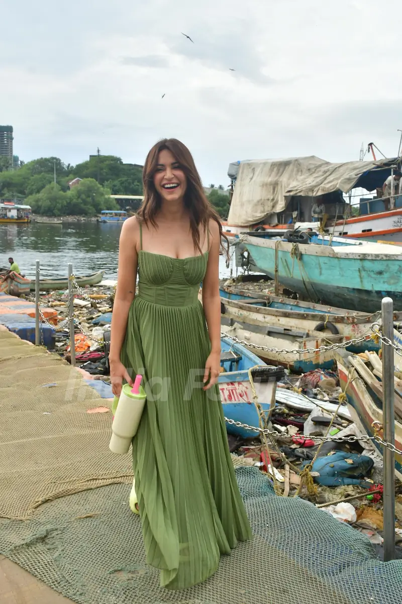 Kriti Kharbanda snapped at Versova jetty