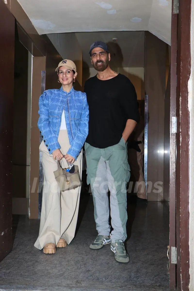 Akshay Kumar and Twinkle Khanna snapped at Juhu PVR