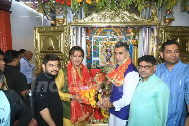 Vivek Oberoi snapped seeking blessings at Mumba Devi Temple