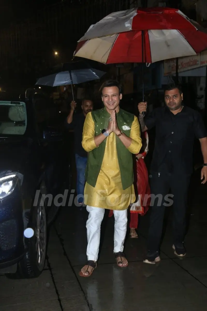 Vivek Oberoi snapped seeking blessings at Mumba Devi Temple
