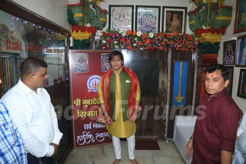 Vivek Oberoi snapped seeking blessings at Mumba Devi Temple