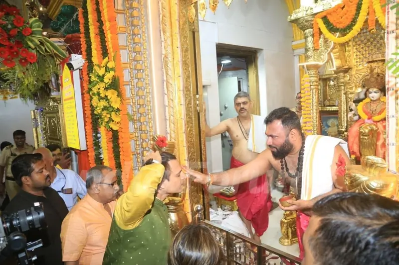 Vivek Oberoi snapped seeking blessings at Mumba Devi Temple