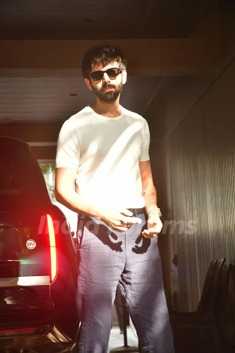 Kartik Aaryan snapped in Juhu