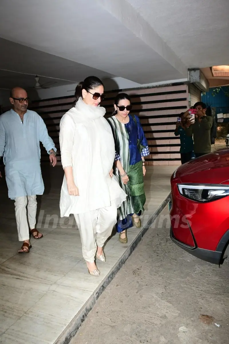 Kareena Kapoor and Karisma Kapoor spotted outside Office in Bandra