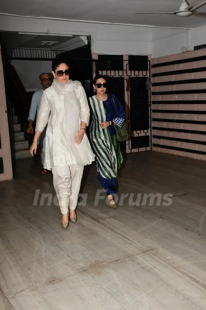 Kareena Kapoor and Karisma Kapoor spotted outside Office in Bandra