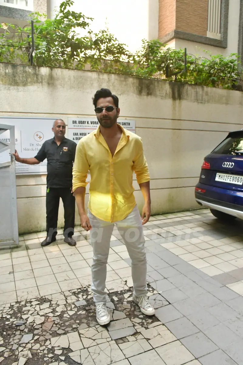 Varun Dhawan snapped at David Dhawan's office for Dhanteras In Juhu