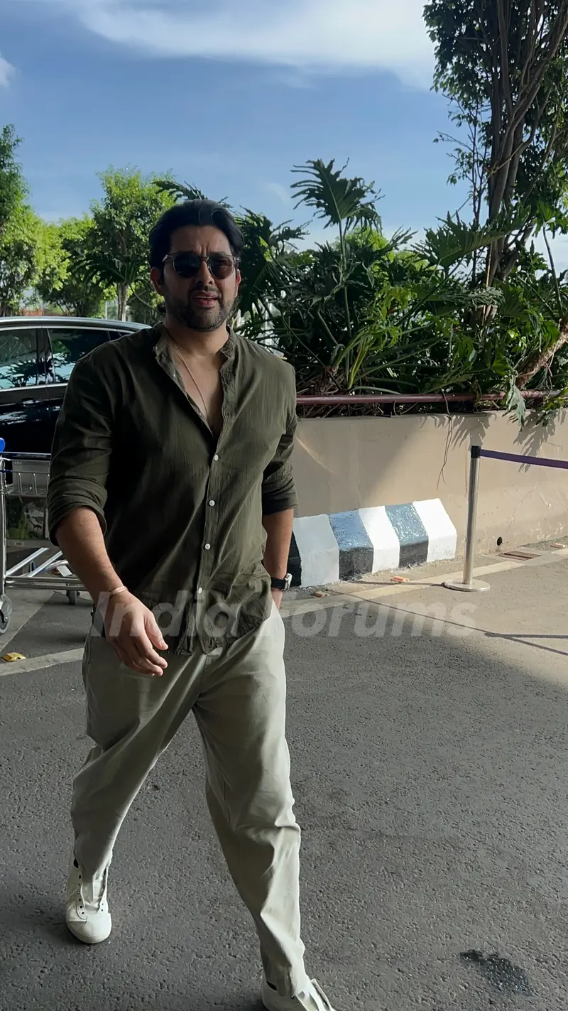 Aftab Shivdasani snapped at the airport