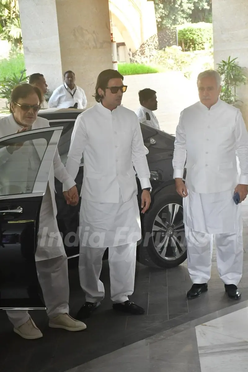 Ramesh Sippy, Zayed Khan and Sanjay Khan pay tribute at Late Zarine Khan's prayers meet