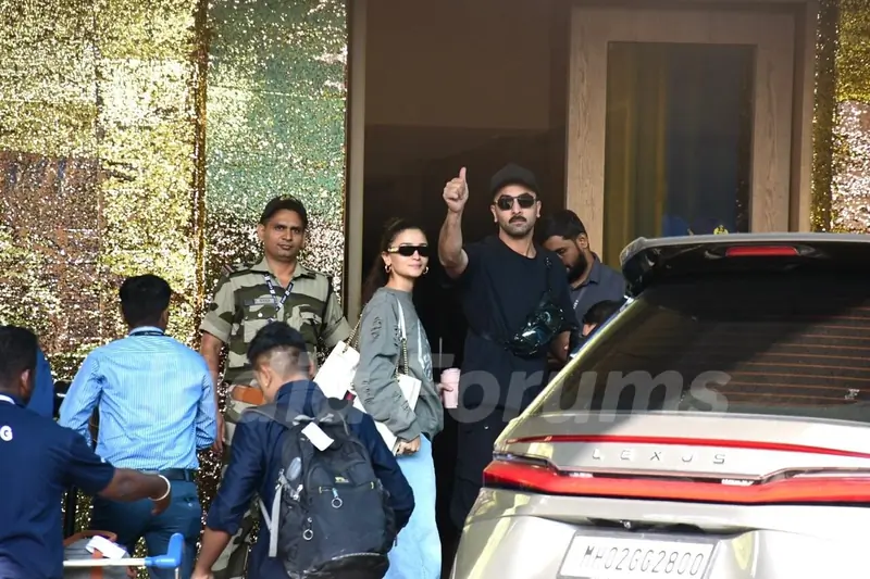 Alia Bhatt and Ranbir Kapoor spotted at the Kalina airport 