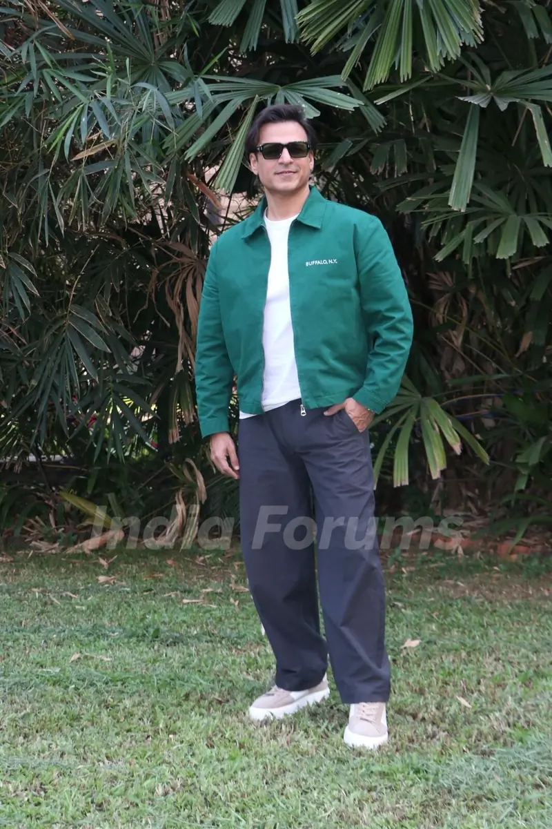Vivek Oberoi snapped promoting their film Mastiii 4
