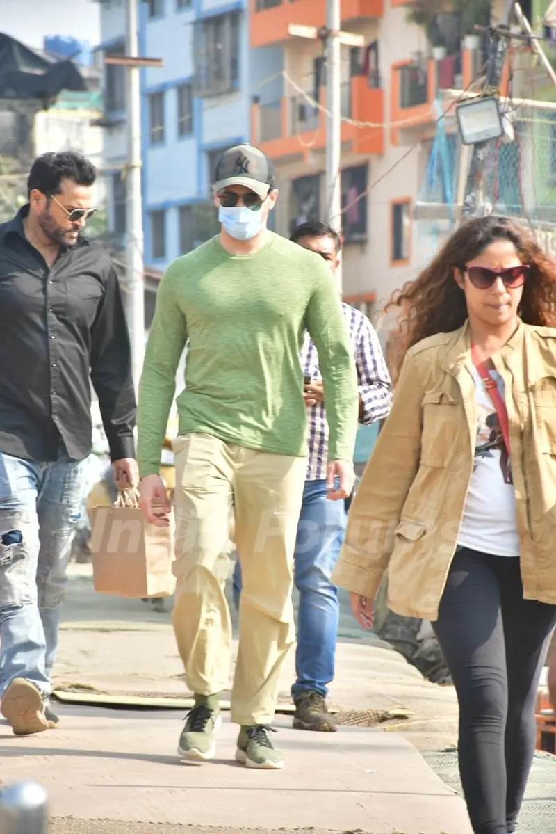 Sidharth Malhotra snapped at Versova Jetty