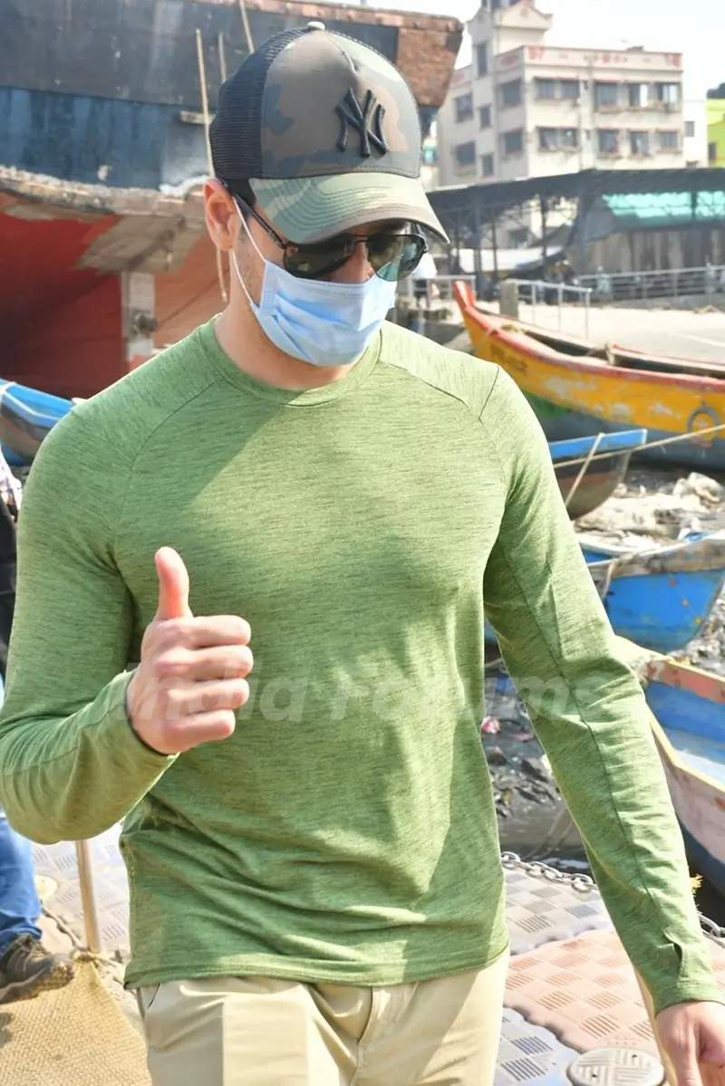 Sidharth Malhotra snapped at Versova Jetty