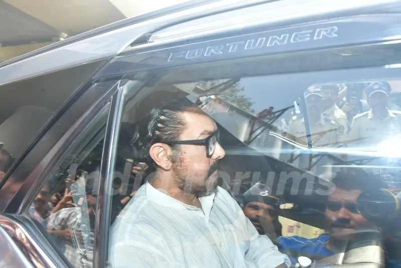 Aamir Khan snapped attending late Dharmendra’s last rites