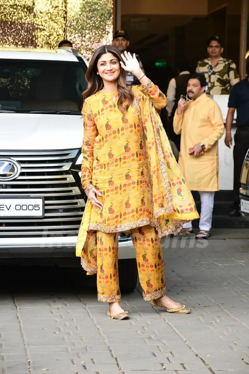 Shilpa Shetty snapped at Kalina Airport