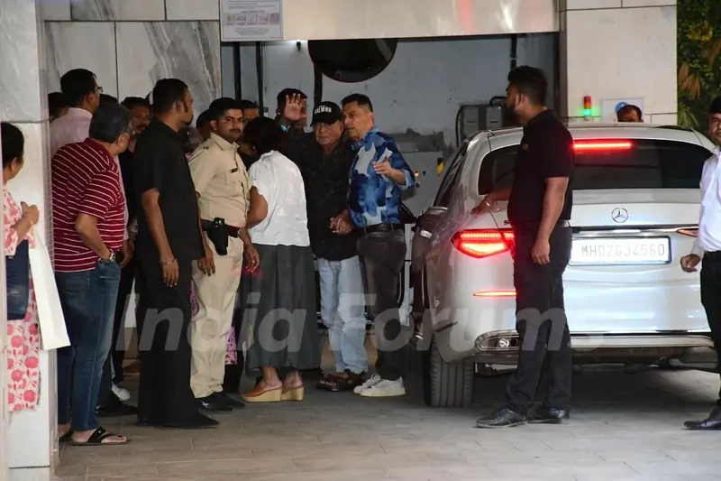 Salim Khan snapped at Sohail Khan's Birthday Bash in Bandra