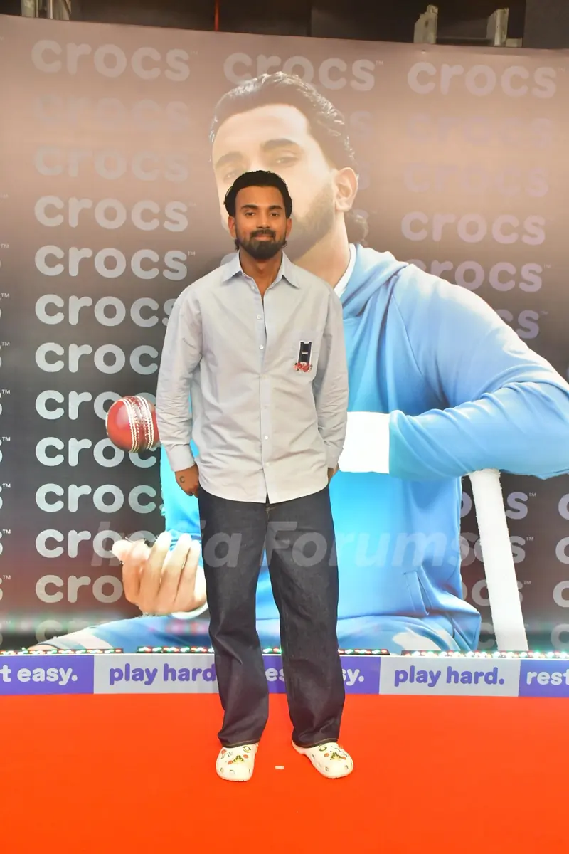 KL Rahul snapped in Juhu