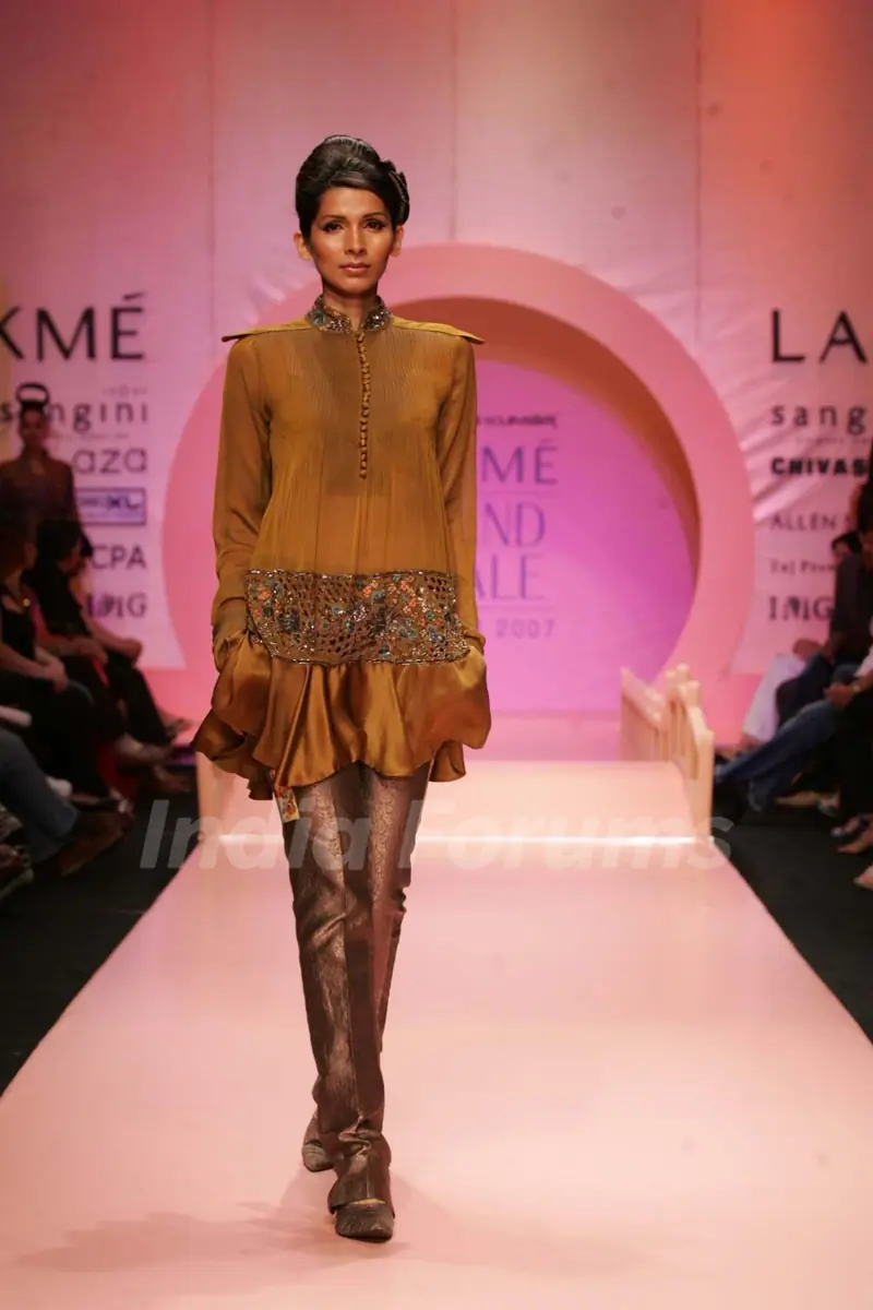 Narendra Kumar''s oriental fantasy collection inspired by Lakme''s freespirit spring/summer 2007 was a spectacular finale to Lakme Fashion Week