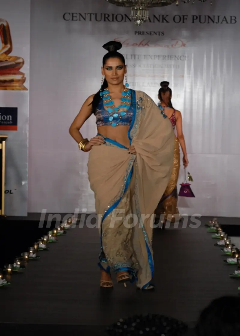 Models show Shobhaa De sarees for Samsaara