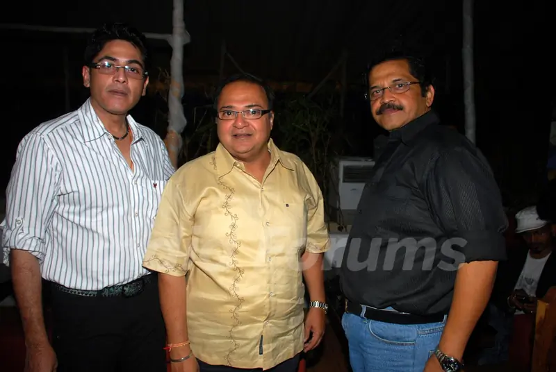 Asif Sheikh, Rakesh Bedi and Tiku Talsania at the success bash of "Yeh Chanda Kanoon Hain"