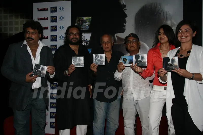 Pooja Bhatt, Sabrina and Mahesh Bhtt at Ismail Darbar''s music for film The Unforgettable at PVR, in Mumbai