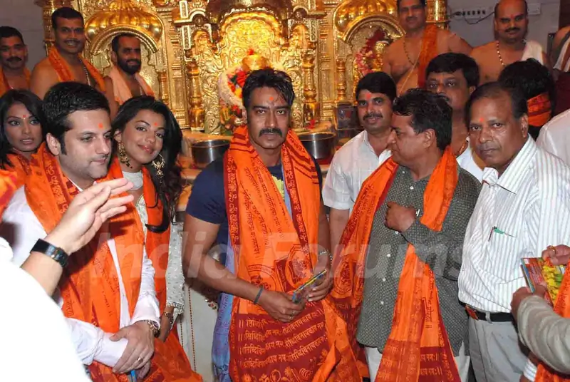 Ajay Devgn,Bipasha Basu,Mugdha Godse and Fardeen Khan at Siddhivinayak Temple