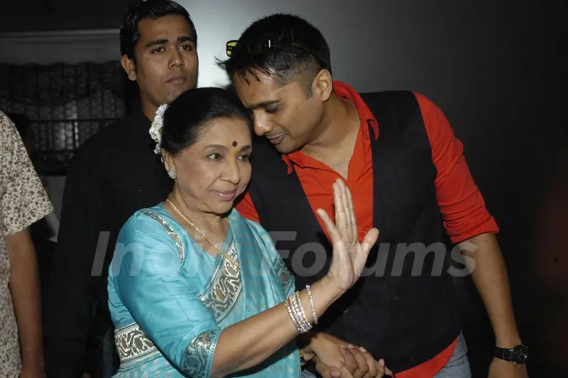 Asha Bhosle launches Chin2 Bhosle''s album