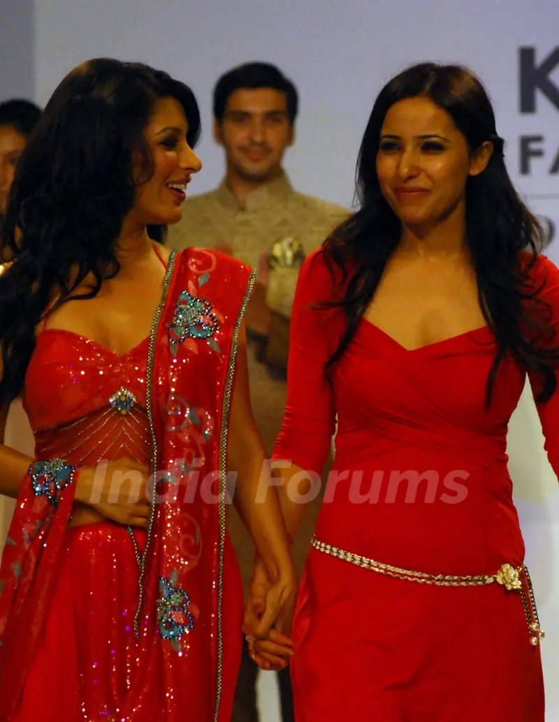 Sophie Chowdhary on the ramp in Kolkata fashion week in Kolkata on 12th Sep 09