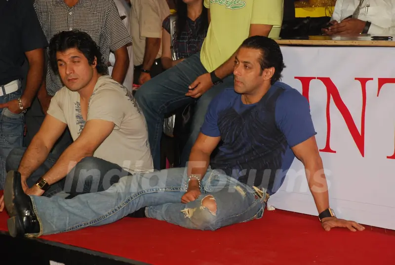 Salman''s parent snapped at Wanted special screening
